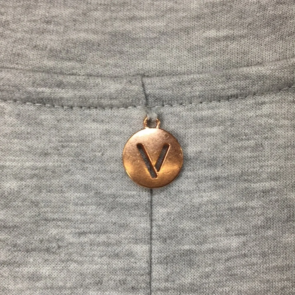 LIVI Women’s Gray and Black Lace Athletic Top Size 18/20 Like-NEW Condition - Picture 6 of 6